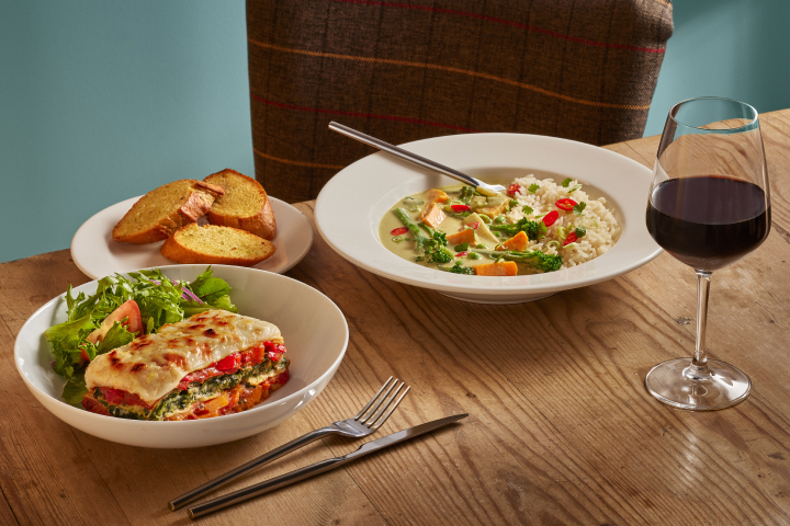 Table Table vegan Thai Green Curry and vegeterian Squash, Spinach & Ricotta Lasagne