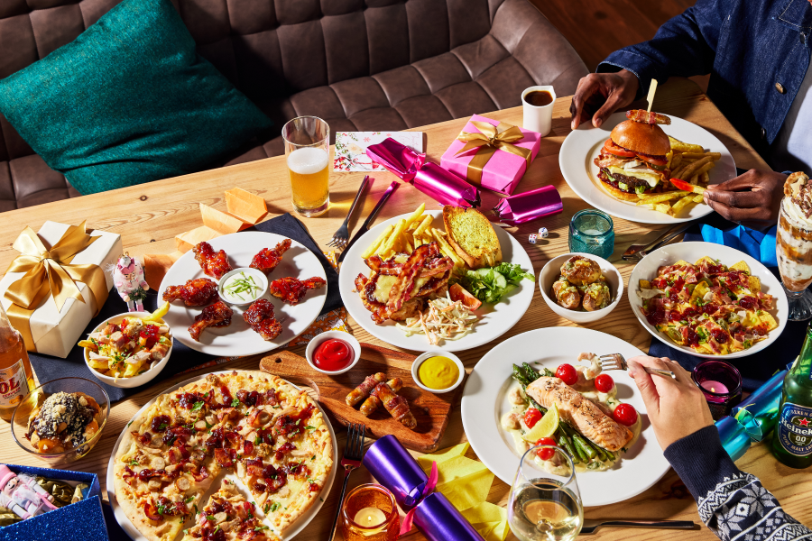 table_table_xmas25_phase2_festive_group