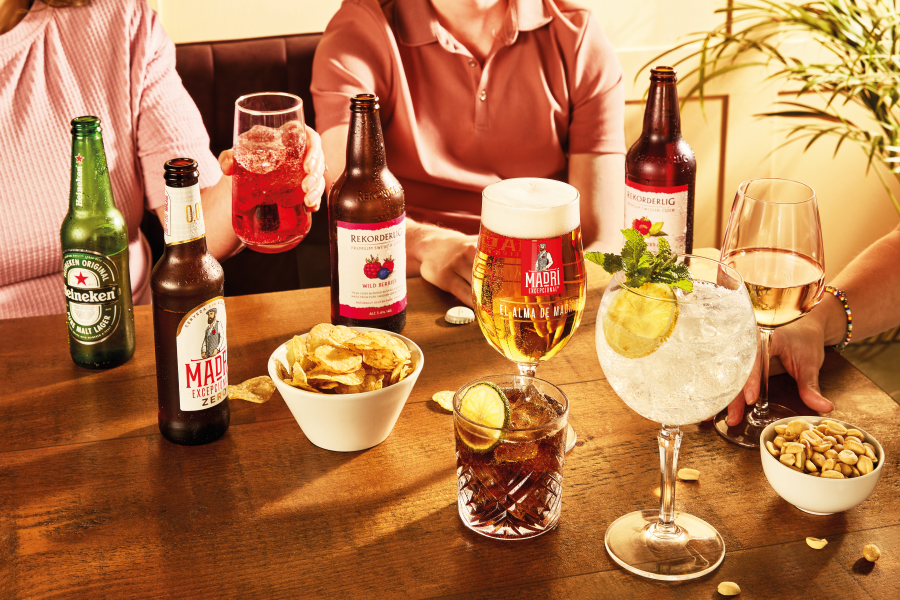 table_table_ss26_drinks_group